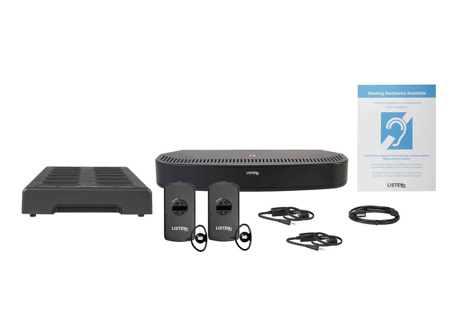 Immagine composita di un sistema a infrarossi dotato di una docking station, un trasmettitore IR, due ricevitori, due auricolari, due lacci da collo, un caricabatterie e segnaletica.