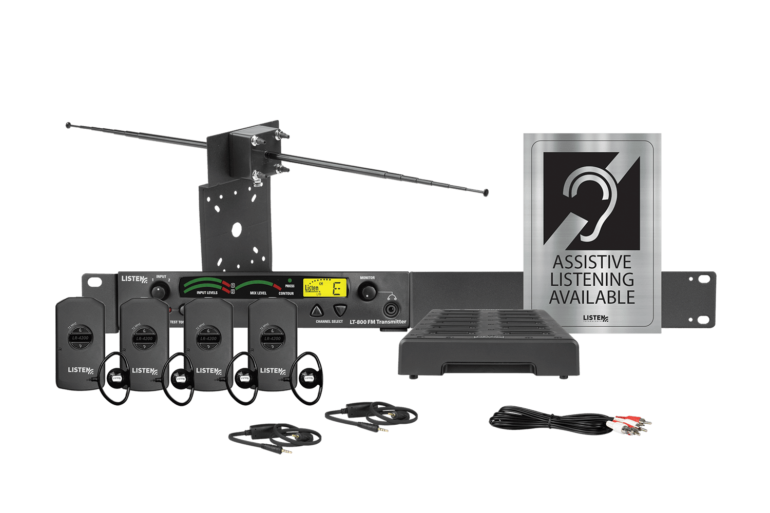 Esta imagen incluye un (1) transmisor de RF estacionario (216 MHz), un (1) kit de antena universal (72 MHz y 216 MHz), un (1) kit de montaje en bastidor universal, cuatro (4) receptores de RF DSP inteligentes (216 MHz), cuatro (4) altavoces universales para el oído, dos (2) auriculares inteligentes/cordones para el cuello, un (1) cargador USB de 4 puertos, un (1) cable RCA doble a RCA doble de 2 m (6.6 pies) y un (1) kit de señalización de notificación de escucha asistida LA-304.